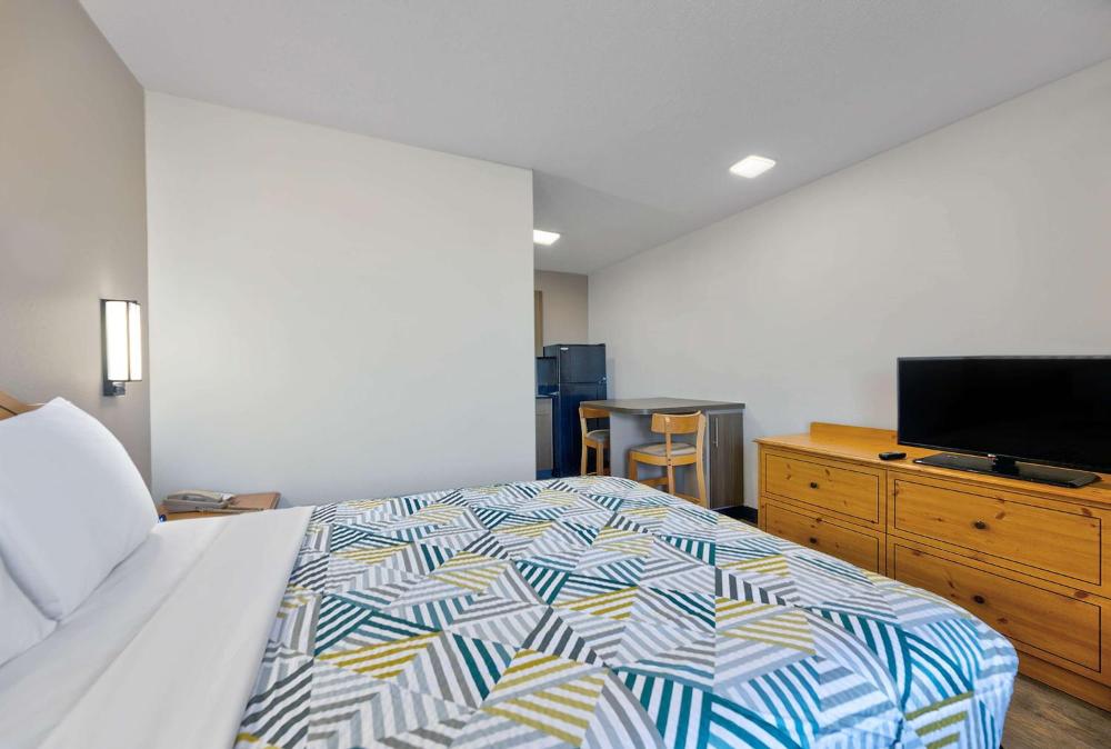 Queen Room - Non-Smoking interior