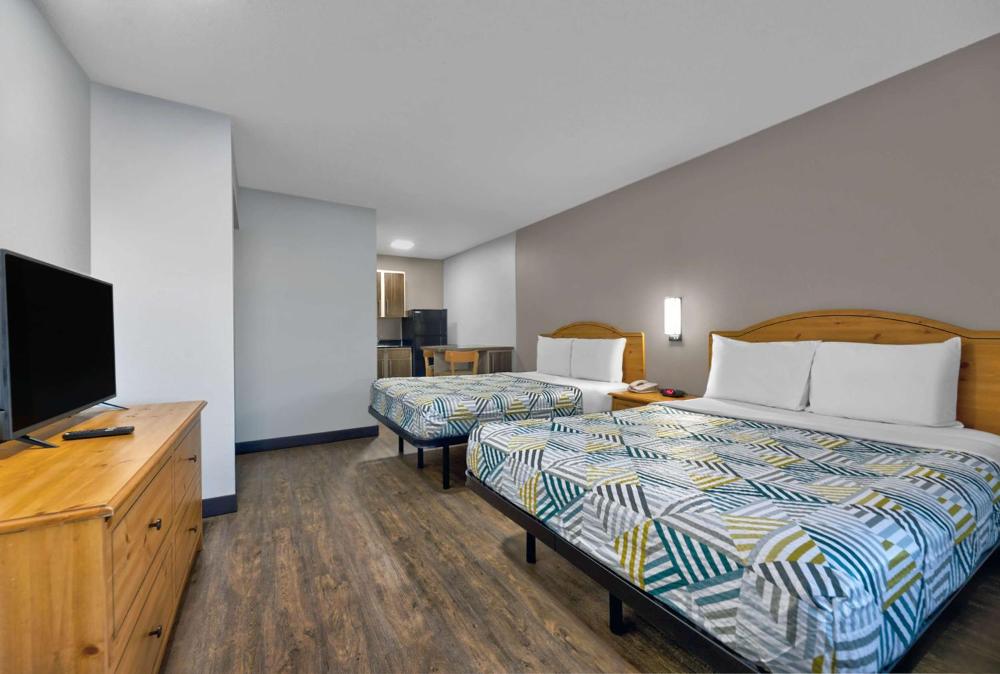 Queen Room with Two Queen Beds - Non-Smoking interior